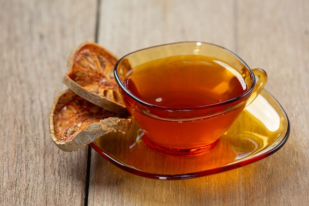 Thé aux fruits de bael chaud et sec dans une tasse à base de plantes thaïlandaise