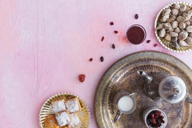 Thé et bonbons sur rose