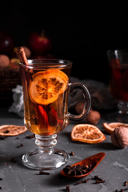 Photo gratuite thé chaud à la cannelle et aux clous de girofle