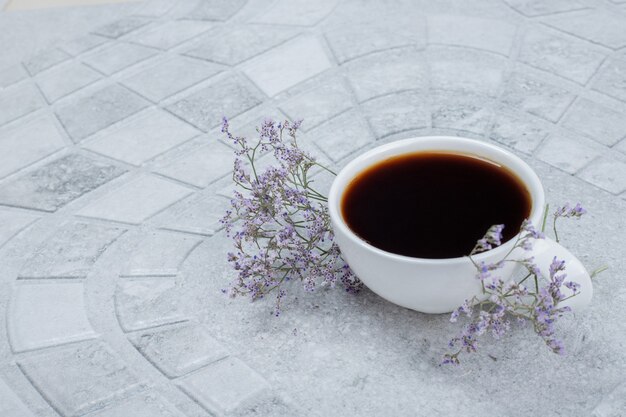 Thé chaud et parfumé aux fleurs.