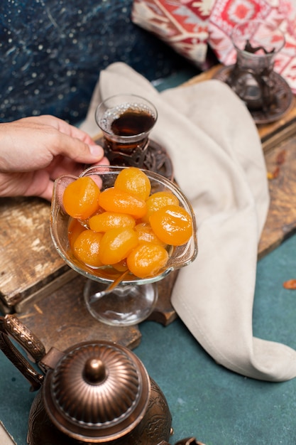 Thé Et Confiture D'abricot Sur La Table