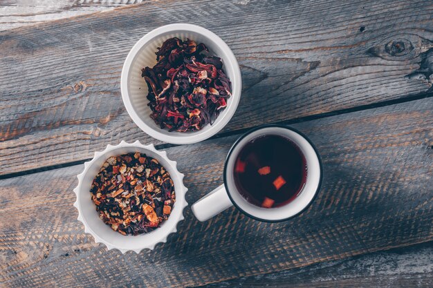 Thé Dans Des Tasses Et Un Bol Avec Des Herbes De Thé Vue De Dessus Sur Un Fond En Bois Foncé