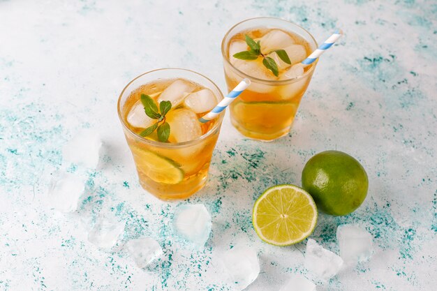 Thé glacé au citron vert et glace