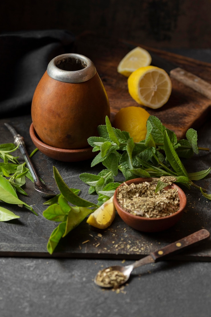 Photo gratuit thé à grand angle avec de la chaux et de la menthe