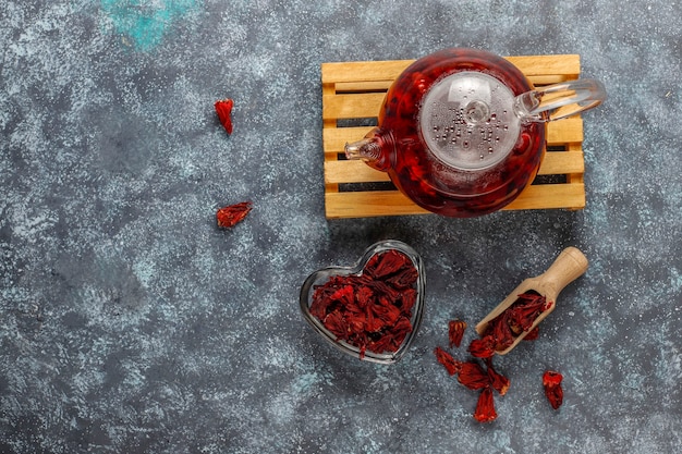 Thé à L'hibiscus Chaud Dans Une Tasse En Verre Et Théière En Verre.