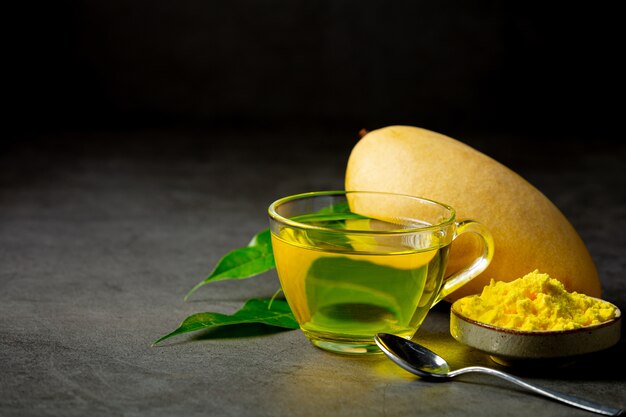 Thé à la mangue chaud sur table