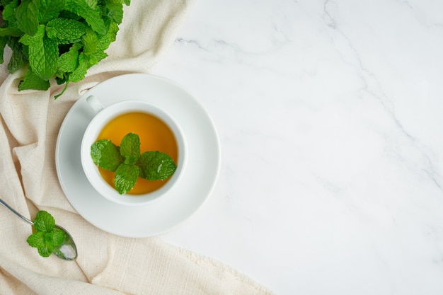 Thé à la menthe poivrée en verre prêt à boire