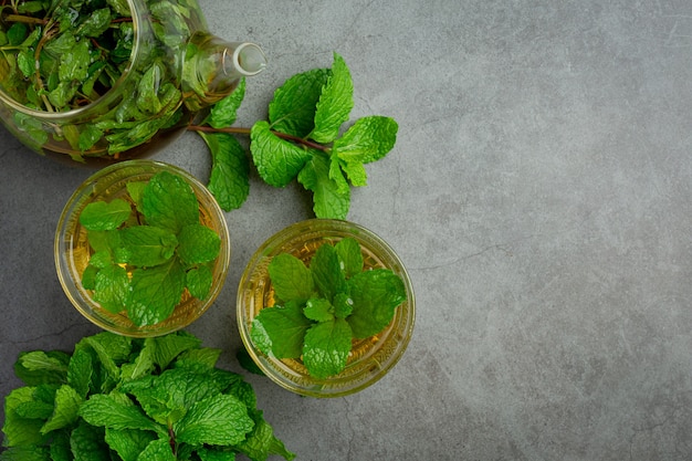 Photo gratuite thé à la menthe poivrée en verre prêt à boire