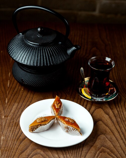 Thé noir avec bakhlava sur la table