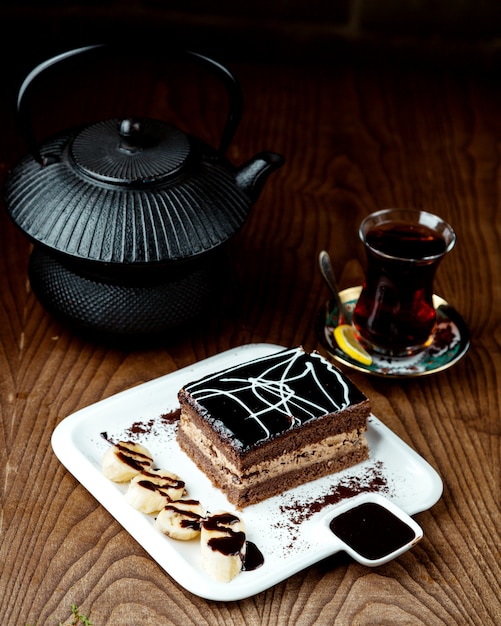 Photo gratuite thé noir avec gâteau sur la table