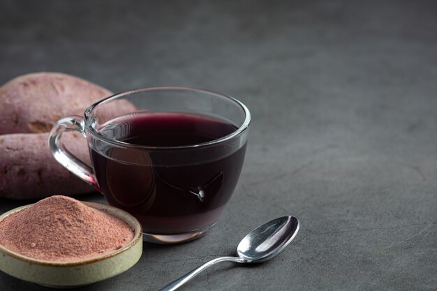 Thé de pomme de terre violette sur la table