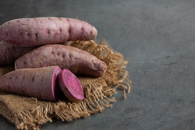 Thé de pomme de terre violette sur la table