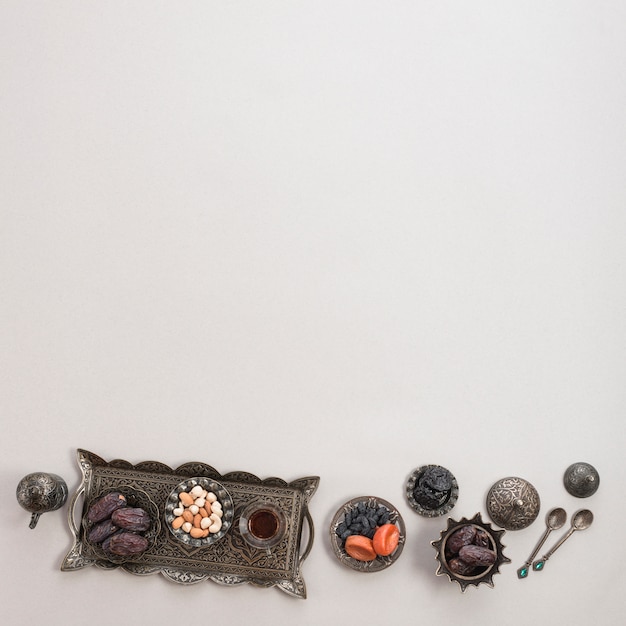 Photo gratuite thé turc; rendez-vous; noix sur un plateau oriental en métal et bol isolé sur fond blanc