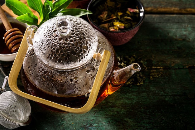 Thé vert frais savoureux dans la cérémonie de théière en verre sur la vieille table rustique
