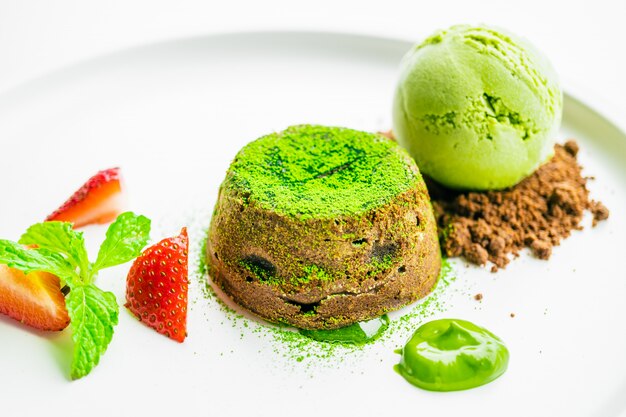 Thé vert lave au chocolat avec glace et fraise