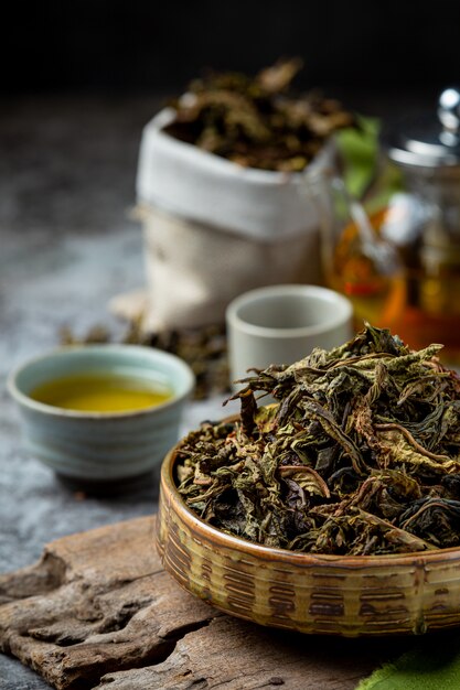 Thé vert Oolong dans une théière et un bol.