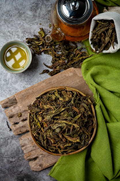 Thé vert Oolong dans une théière et un bol.