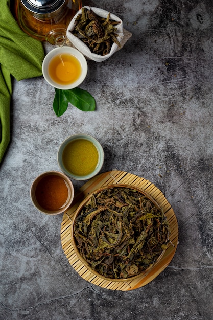 Thé vert Oolong dans une théière et un bol.