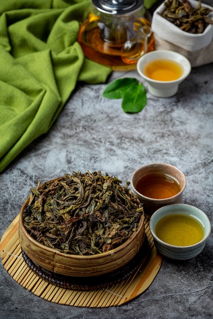 Photo gratuite thé vert oolong dans une théière et un bol.