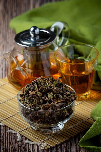 Thé vert Oolong dans une théière et un bol.