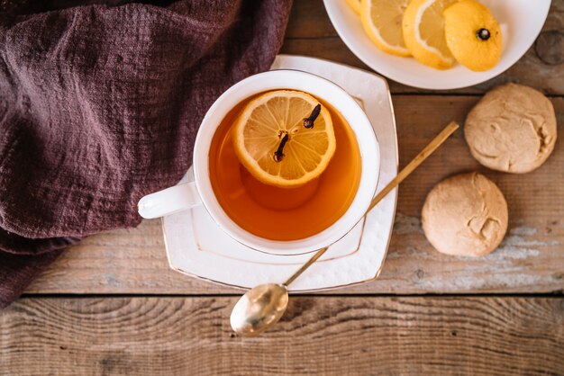 Thé vue de dessus avec des tranches de citron et des biscuits