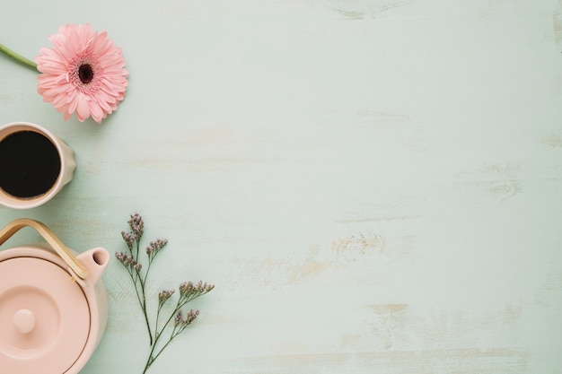 Photo gratuite théière et boisson près des fleurs