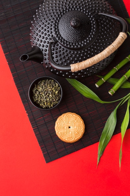 Théière noire vue de dessus avec des biscuits