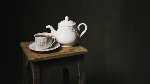 Théière et tasse de thé sur le tabouret