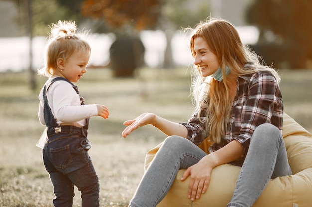 Thème du coronavirus. Famille dans un parc d'été. Femme dans une chemise de cellule.