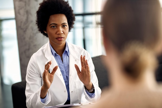 Thérapeute afro-américaine conseillant son patient pendant une séance