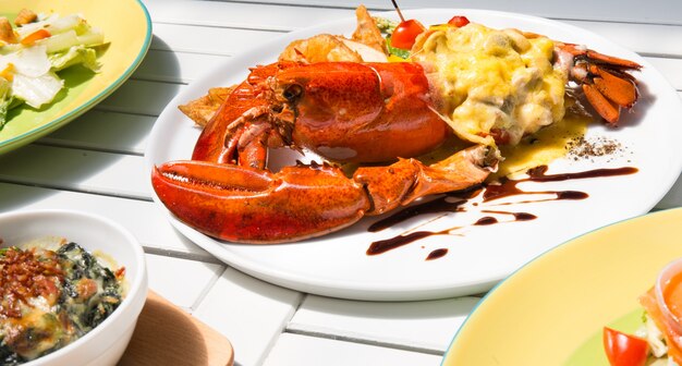 Thermomètre et salade de homard, macro closeup pour le travail de design alimentaire