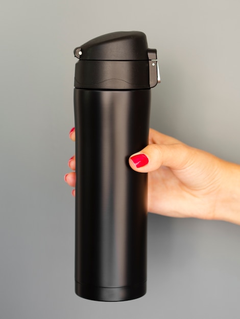 Thermos gros plan sur fond gris