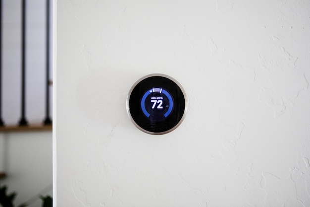 Photo gratuite thermostat numérique moderne à la maison