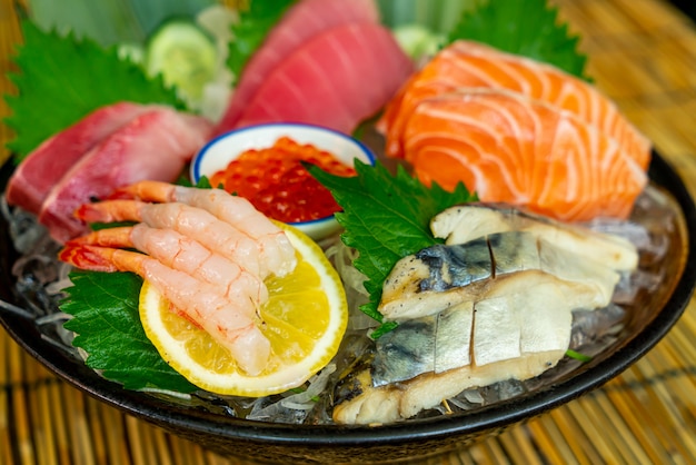 Thon saumon frais et sashimi cru hamachi