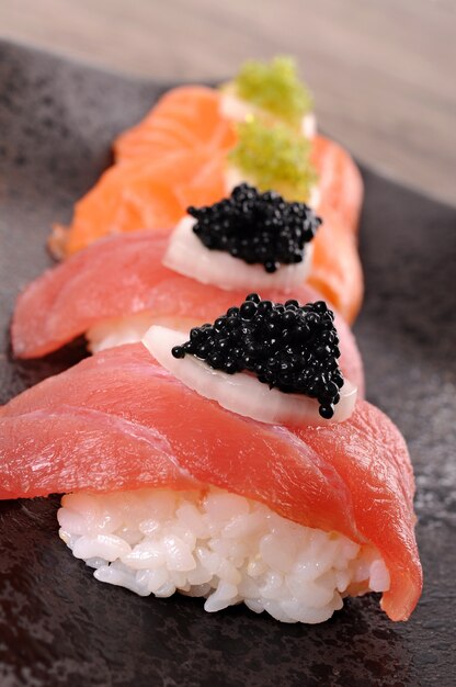 Le thon et le saumon sushi mis au caviar