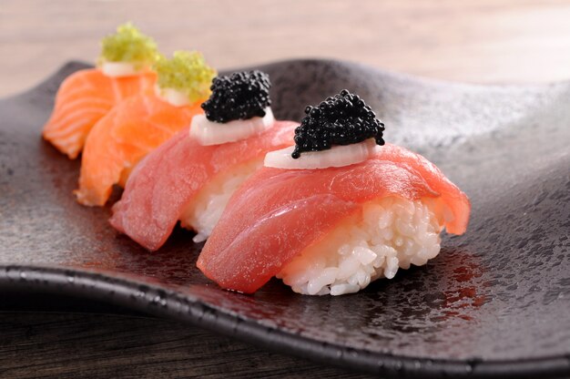 Le thon et le saumon sushi mis au caviar