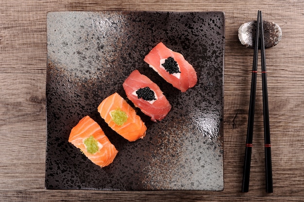 Thon et sushi de saumon ensemble avec des baguettes