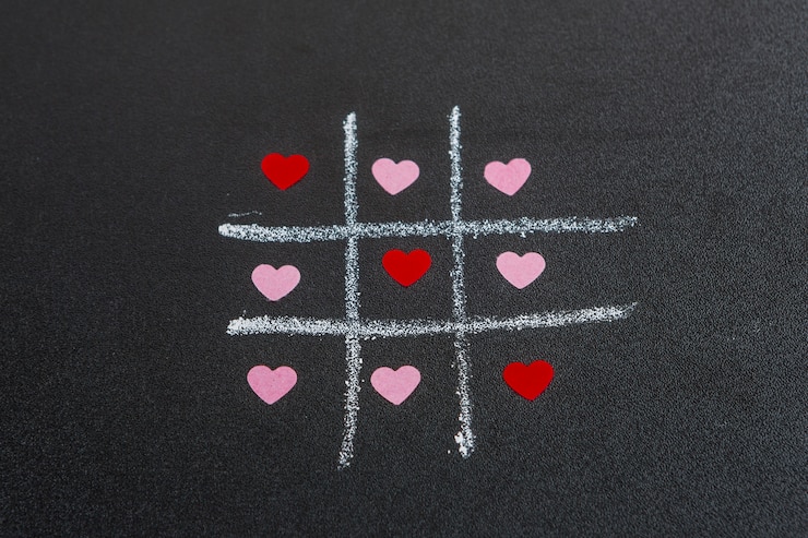 Photo gratuit tic tac toe jeu avec coeurs d&#39;ornement