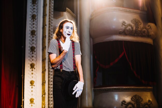 Timide artiste mime mâle debout sur scène dans l&#39;auditorium