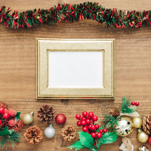 Photo gratuite tinsel et décorations de noël avec cadre doré