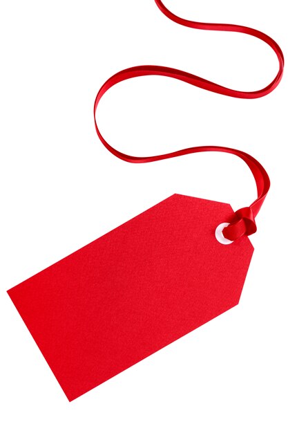 Étiquette cadeau rouge avec ruban isolé sur blanc.