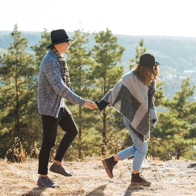 Tir complet couple mignon ensemble à l'extérieur