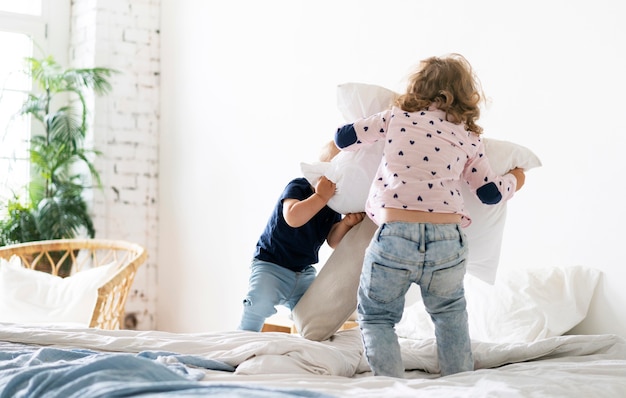 Tir complet enfants jouant dans la chambre