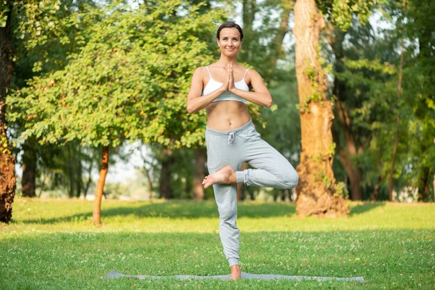 Tir complet femme debout sur une jambe