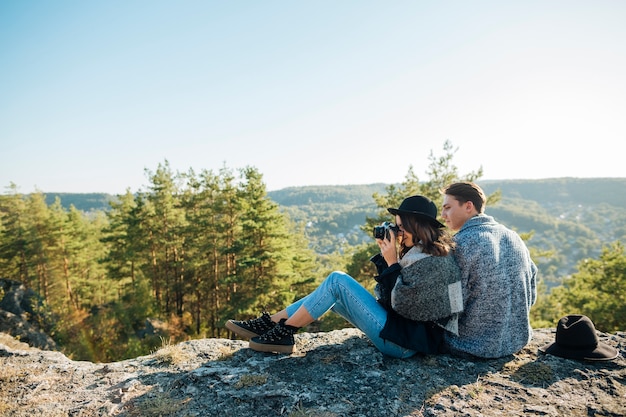 Tir complet jeune couple dans la nature