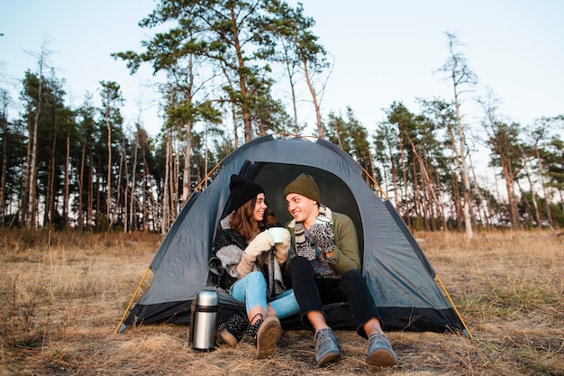 Photo gratuite tir complet jeune couple dans la nature