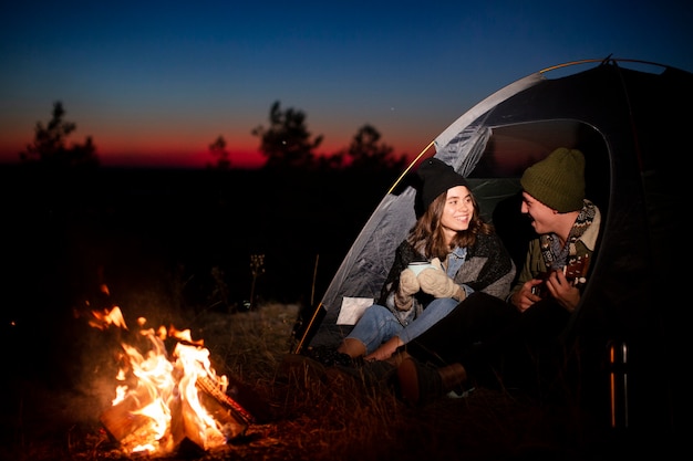 Tir complet jeune couple se réchauffer la nuit