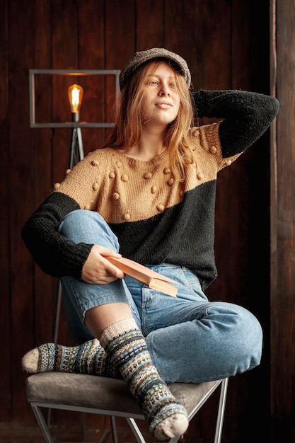 Photo gratuite tir complet jolie fille avec chapeau et livre