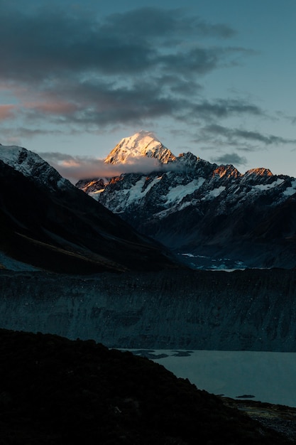 Photo gratuite tir à couper le souffle d'un aoraki mount cook au coucher du soleil, canterbury, nouvelle-zélande