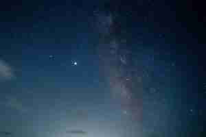 Photo gratuite tir à couper le souffle de la nuit étoilée à bolonia beach, algeciras, cadix, espagne